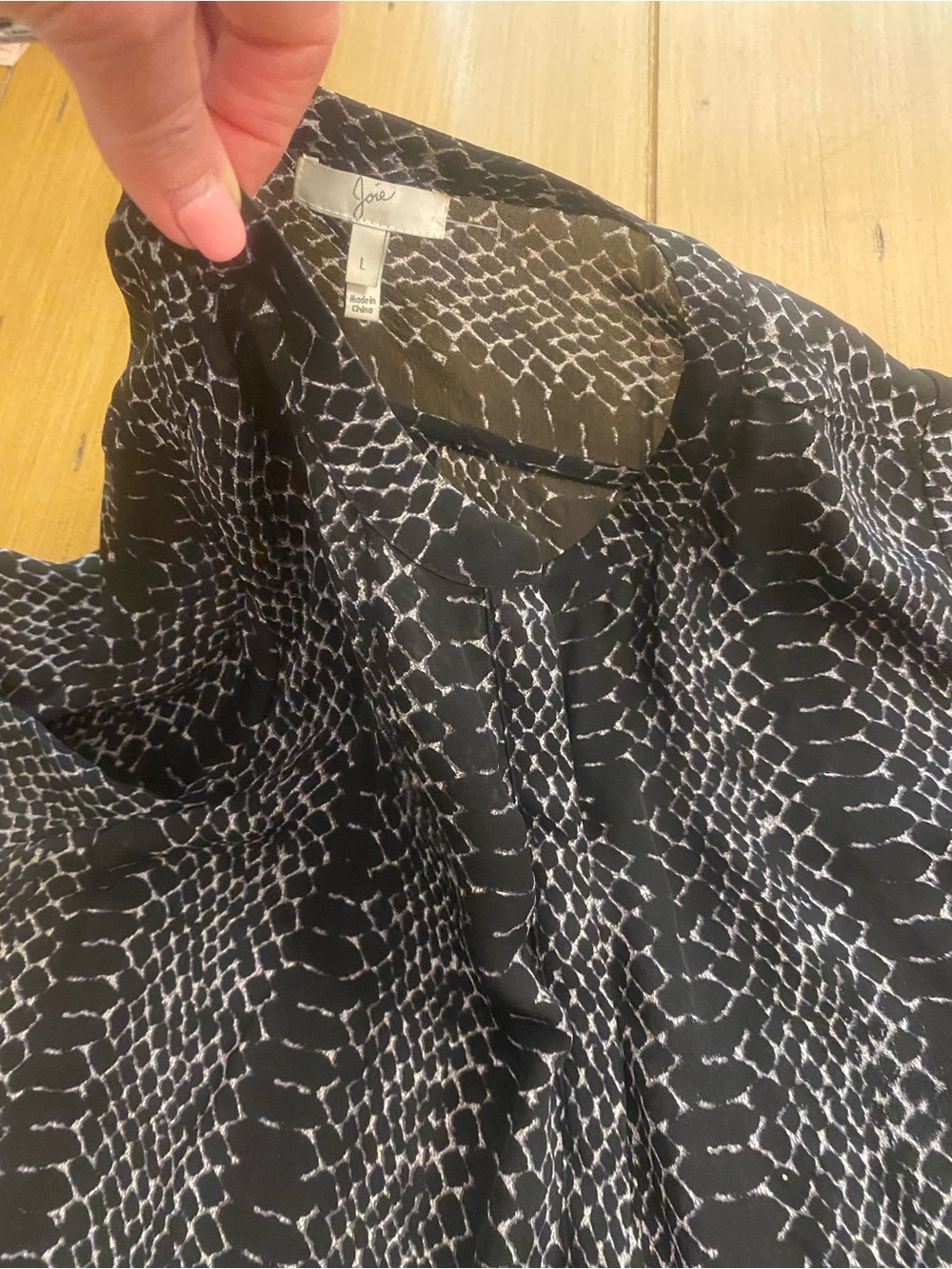 Joie Women’s Silk Black Animal Printed Long Sleeve V-Neck Blouse size large - Picture 6 of 13